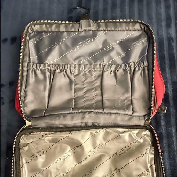 Kenneth Cole Reaction Toiletry/Cosmetic hanging zip up bag - Picture 9 of 9